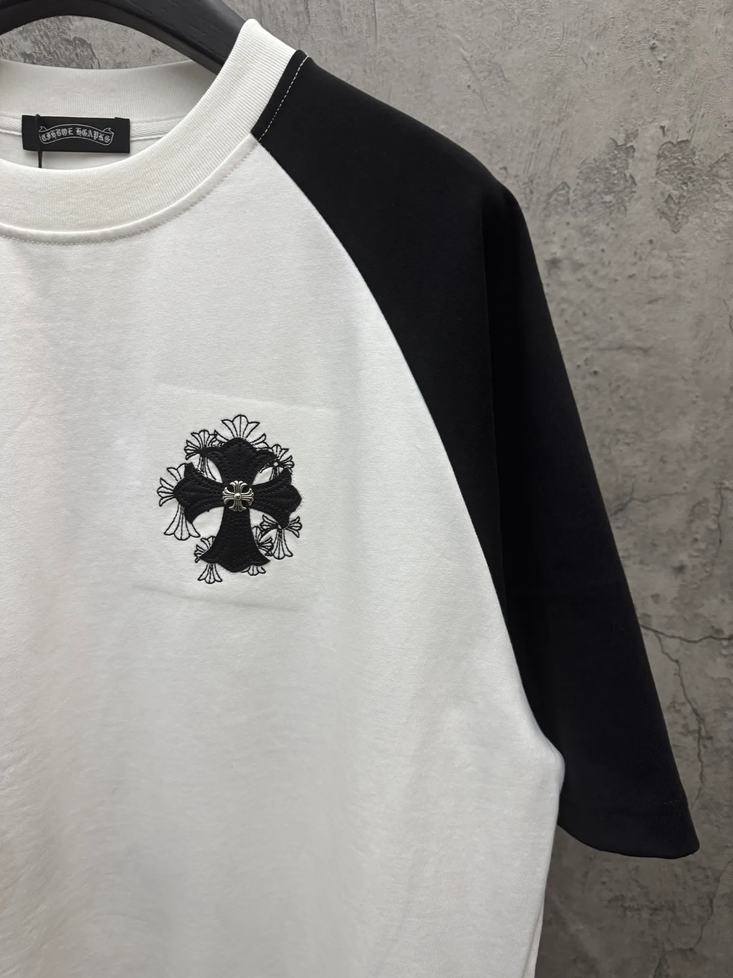 P200 top version, real shot without P, ​​different from market currency) 𝗖𝗵𝗿𝗼𝗺𝗲 𝗛𝗲𝗮𝗿𝘁𝘀/Cro Heart 2026 Spring New Original Single Counter American Laser Skin Embroidery Couple Color Short Sleeves 👑The highest version! Customized fabric 300 grams, best-selling model at the counter, very comfortable to wear. Accessories: original molded and authenticated collar label ➕ 100% silk wash water label. Genuine purchase-grade original hangtag➕matching hanging rope➕3D hanging beads➕original packaging bag. Craftsmanship: The original version has consistent wiring! The highest version of the armhole matching technique! Color: white and black Size: S M L XL Style number: 26-2036